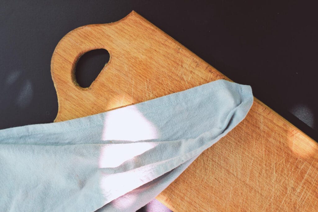 conditioning wooden cutting board